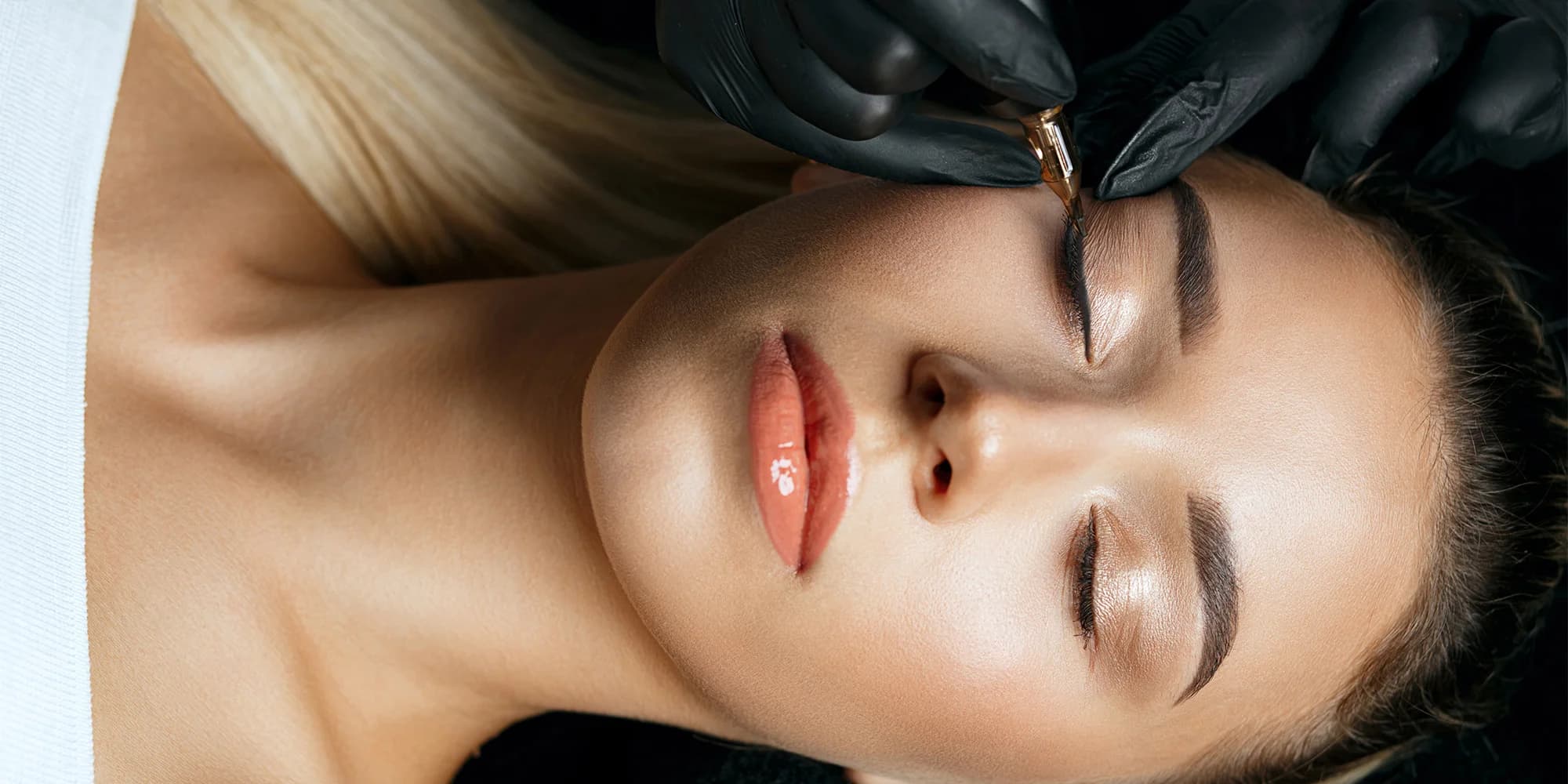 Stále upravená: permanentní make-up metodou pudrového obočí či linky a akvarelové rty