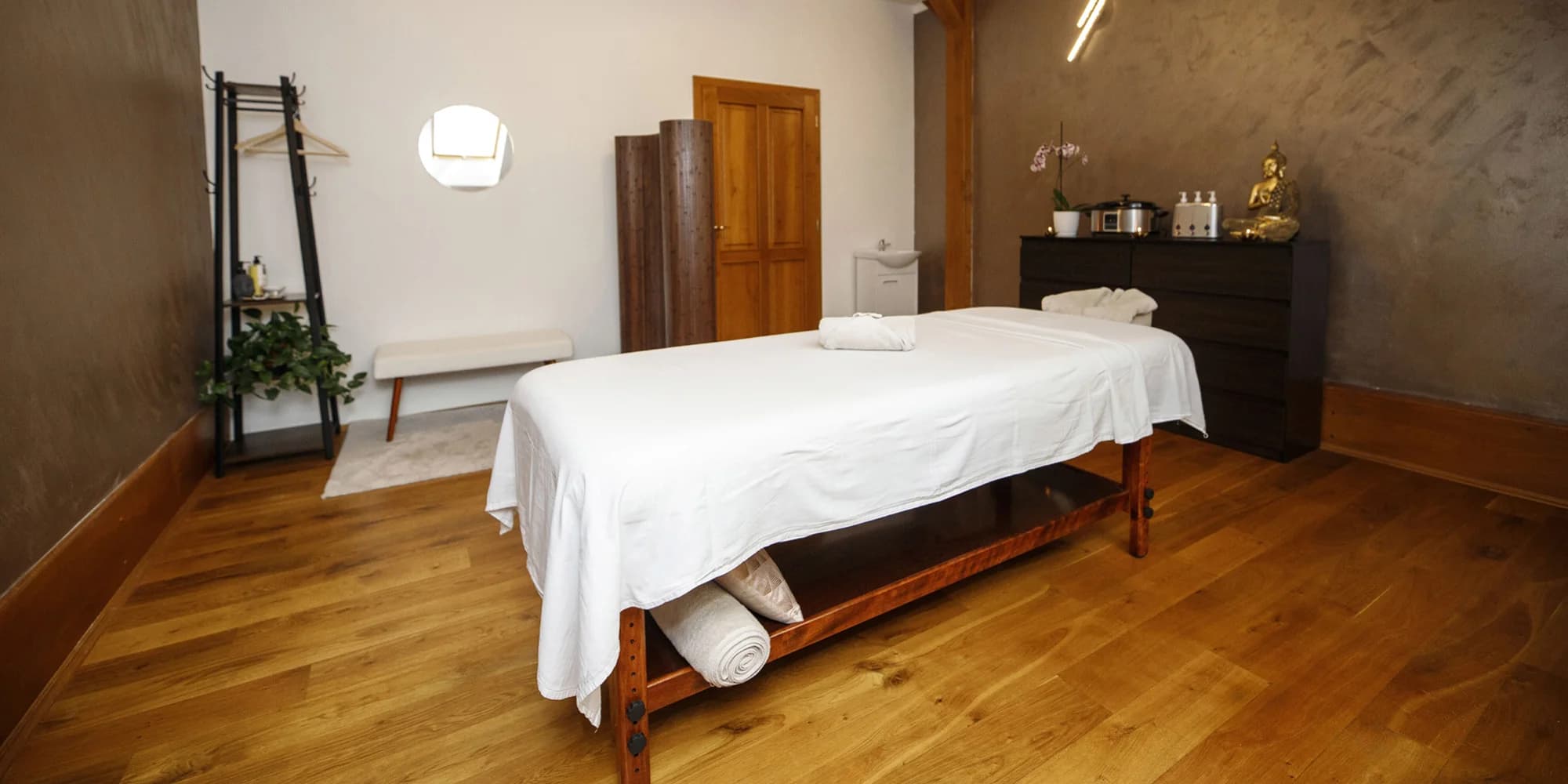 Masáž pod rukama masérek z Bali a Jávy: 30-90 min. relaxu, horké kameny, reflexní i thajská