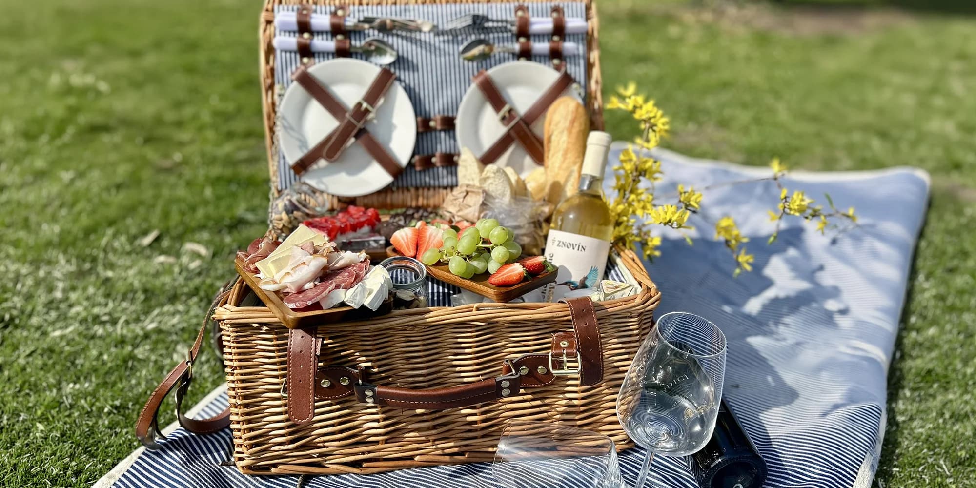 Piknik pro dva v srdci Kinského zahrady: sýry, uzeniny, pečivo, víno i deka