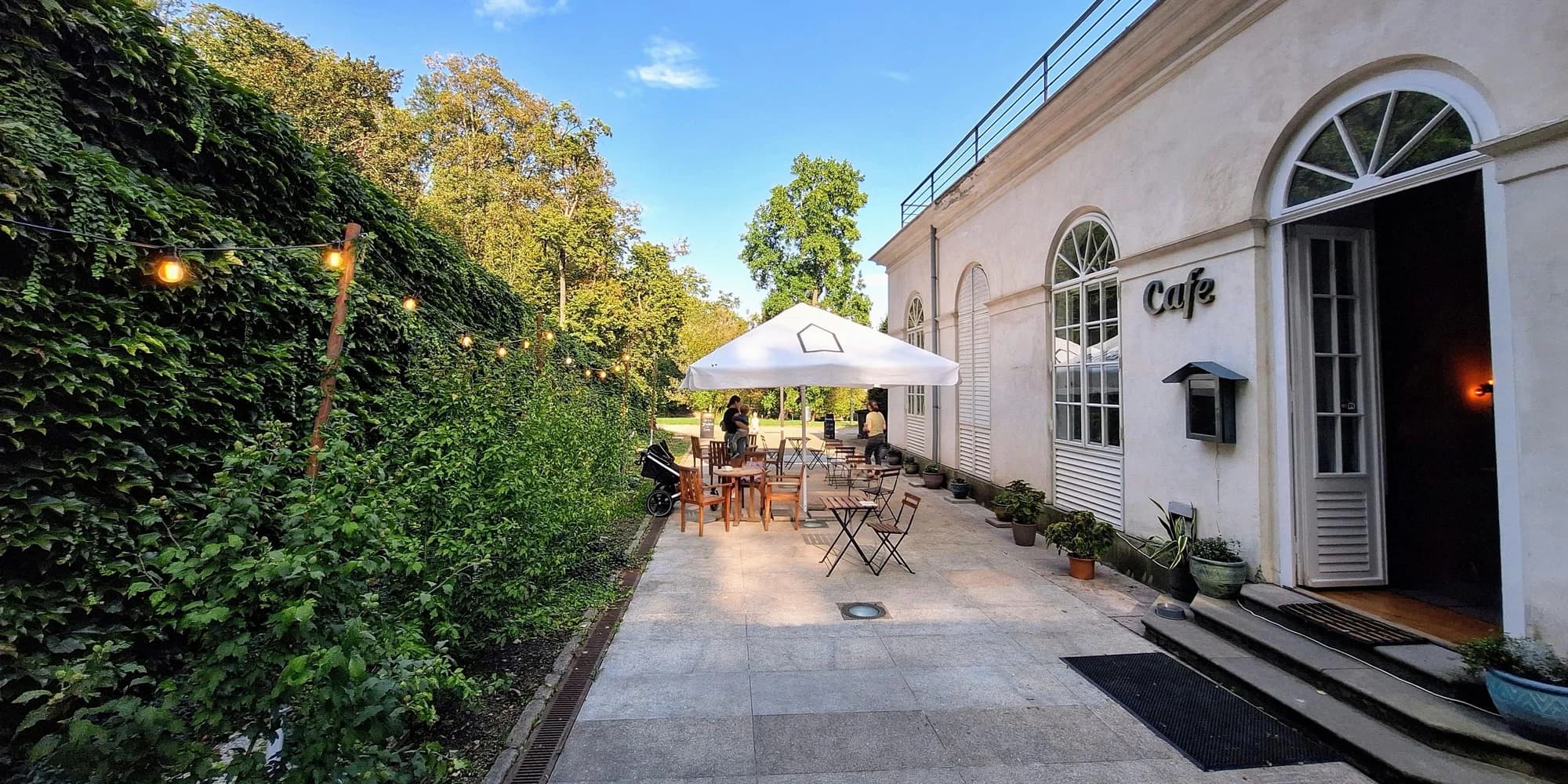 Piknik pro dva v srdci Kinského zahrady: sýry, uzeniny, pečivo, víno i deka