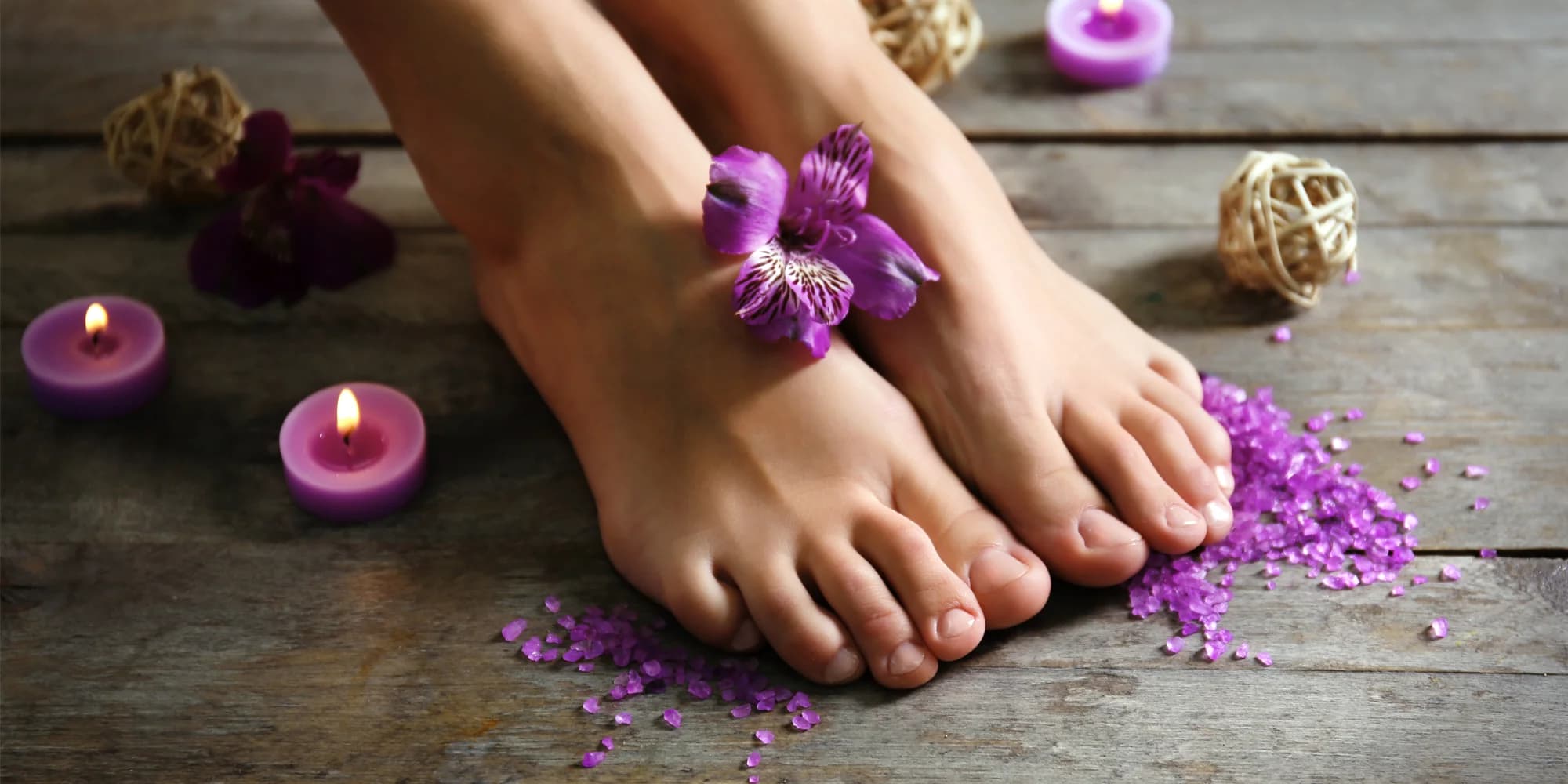 Pedikúra pro krásné nožky: lázeň, úprava nehtů nebo i závěrečné lakování