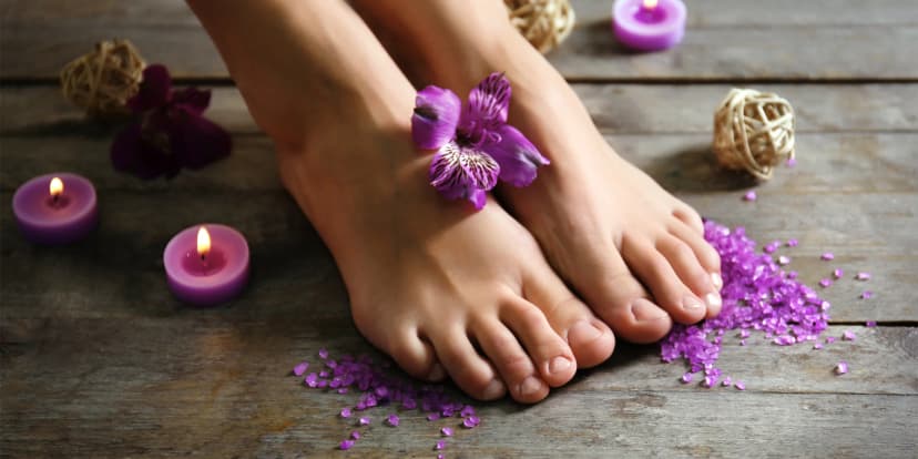 Pedikúra pro krásné nožky: lázeň, úprava nehtů nebo i závěrečné lakování