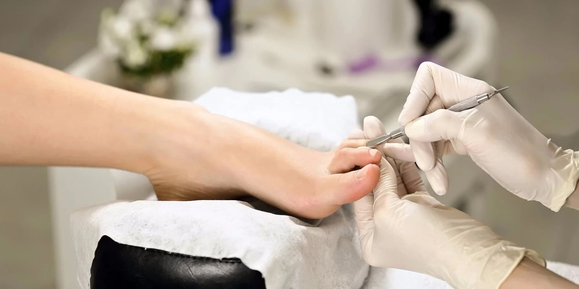 Pedikúra pro krásné nožky: lázeň, úprava nehtů nebo i závěrečné lakování