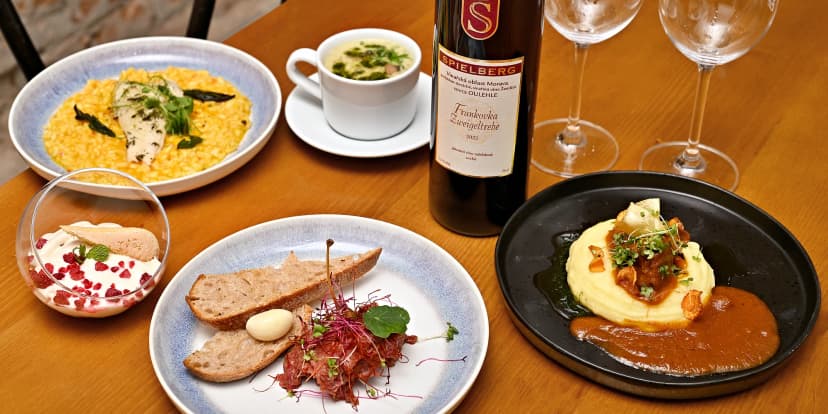 Pětichodové degustační menu u náplavky: kulajda, tatarský biftek, ragú i candát a tiramisu