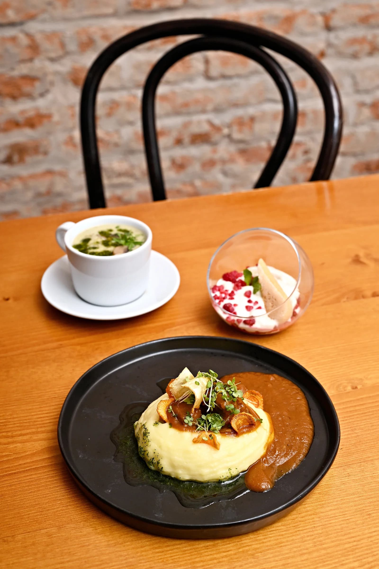 Pětichodové degustační menu u náplavky: kulajda, tatarský biftek, ragú i candát a tiramisu