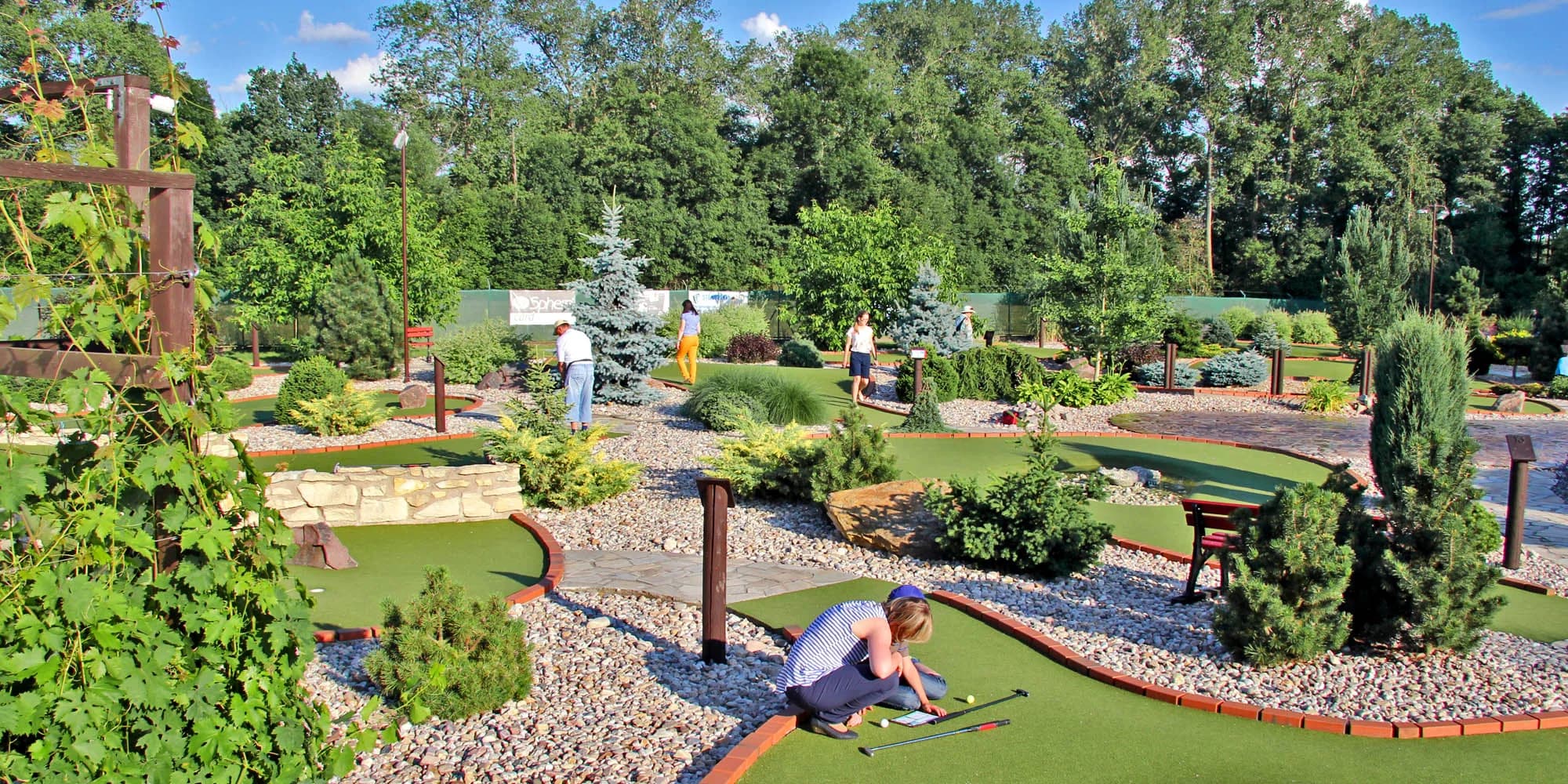 Venkovní Minigolf Hradec Králové: hodinová zábava pro 2 dospělé i rodiny s dětmi