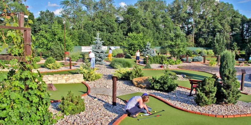 Venkovní Minigolf Hradec Králové: hodinová zábava pro 2 dospělé i rodiny s dětmi
