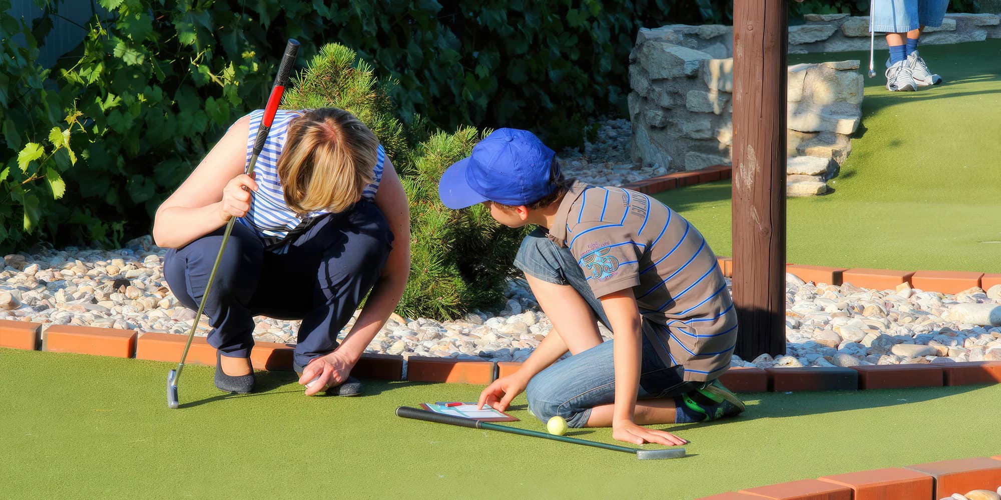 Venkovní Minigolf Hradec Králové: hodinová zábava pro 2 dospělé i rodiny s dětmi