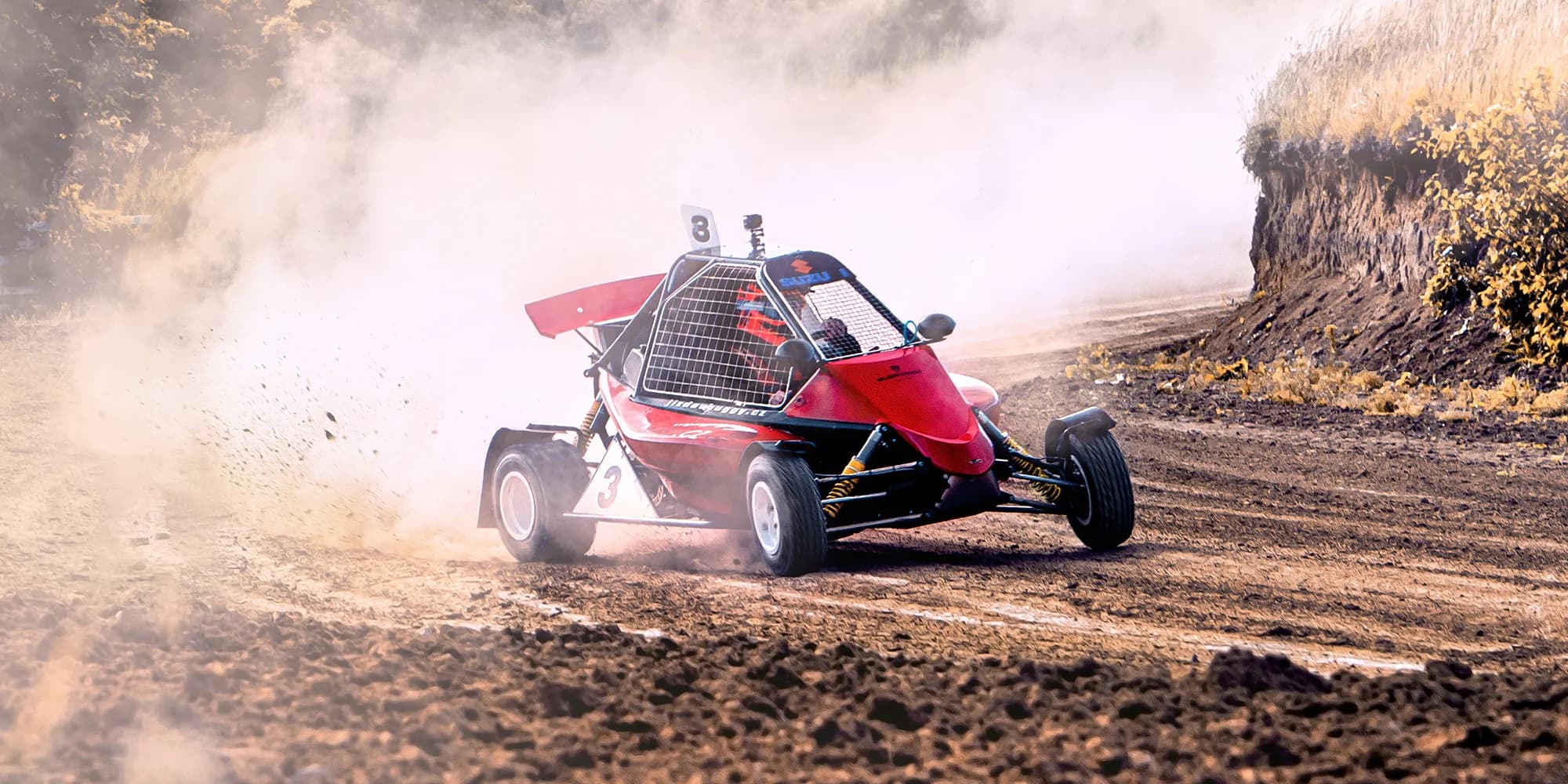 Jízda ve speciálně upravené závodní buggy: 3 až 10 kol na uzavřené trati