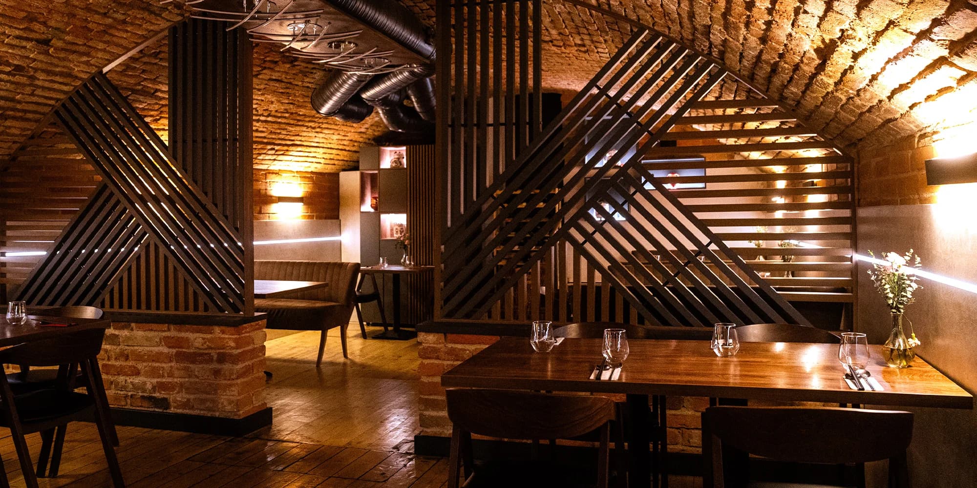 Vícechodové menu i sushi ve vyhlášené japonsko-korejské restauraci pro 2 osoby