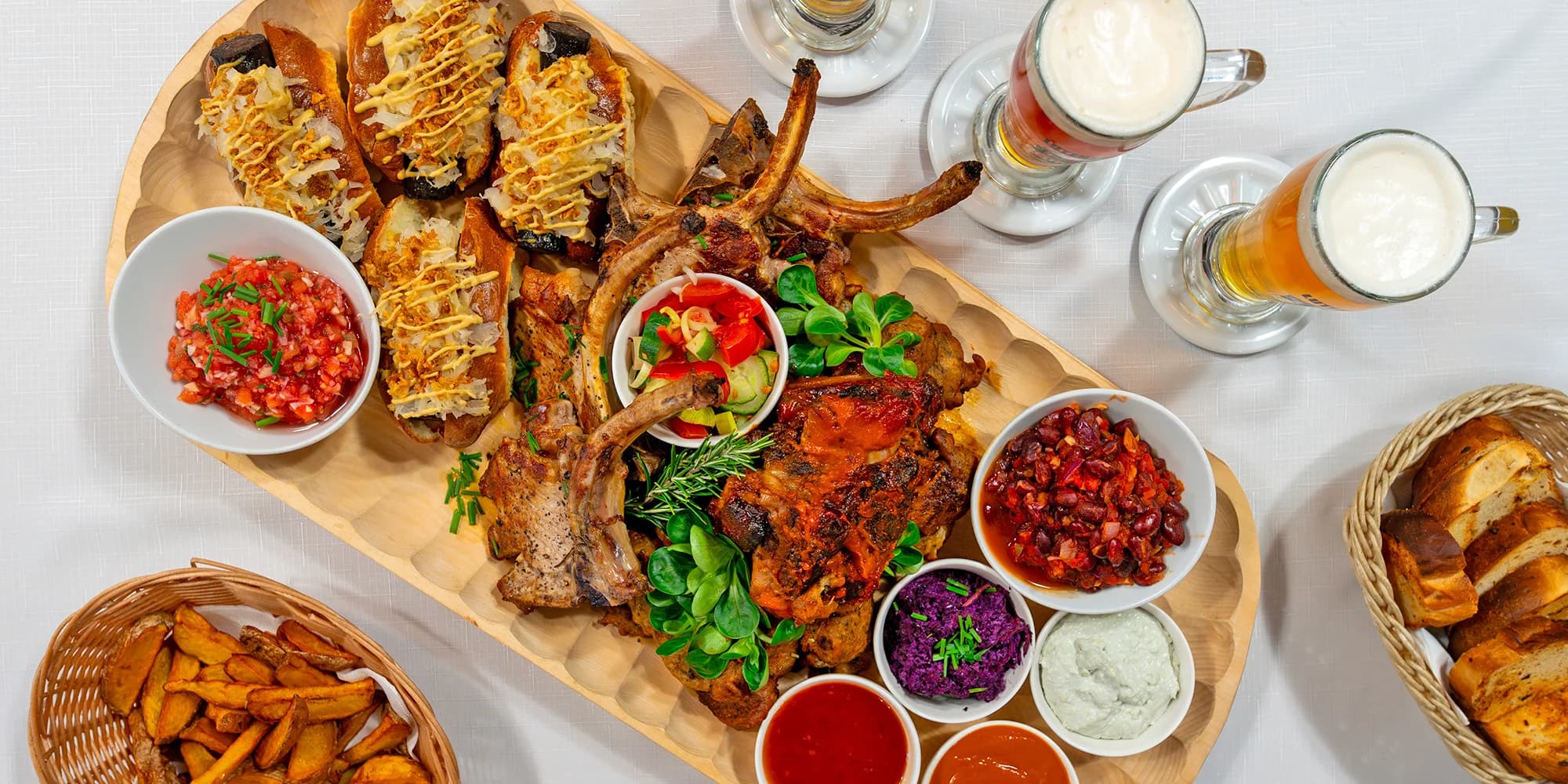 Mega cowboy prkno pro 2 nebo 4 osoby: tomahawk steaky, žebírka, křídla, hot dogy a pivo k tomu