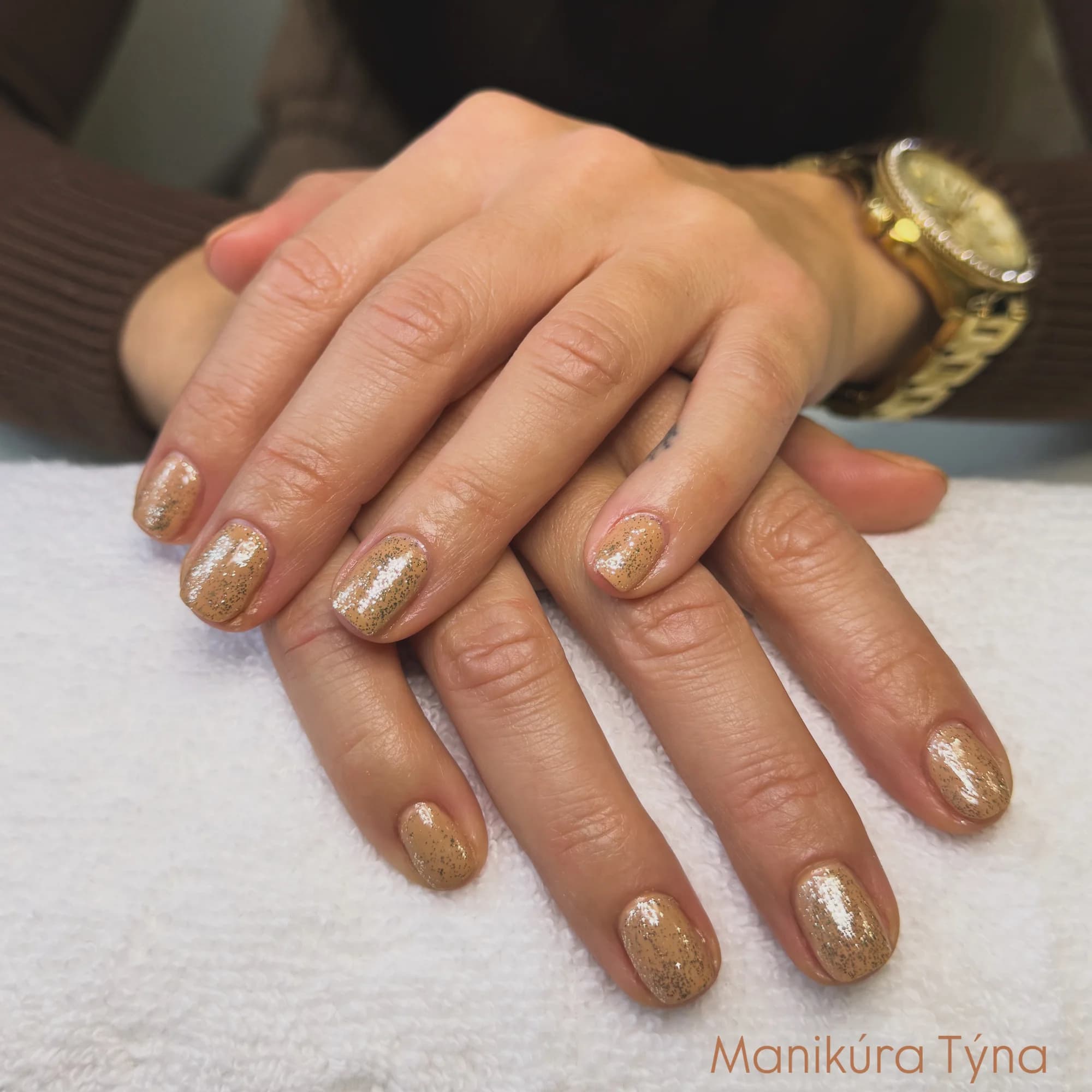 Manikúra dle výběru i s parafínovým zábalem: klasika, P-shine či gel lak