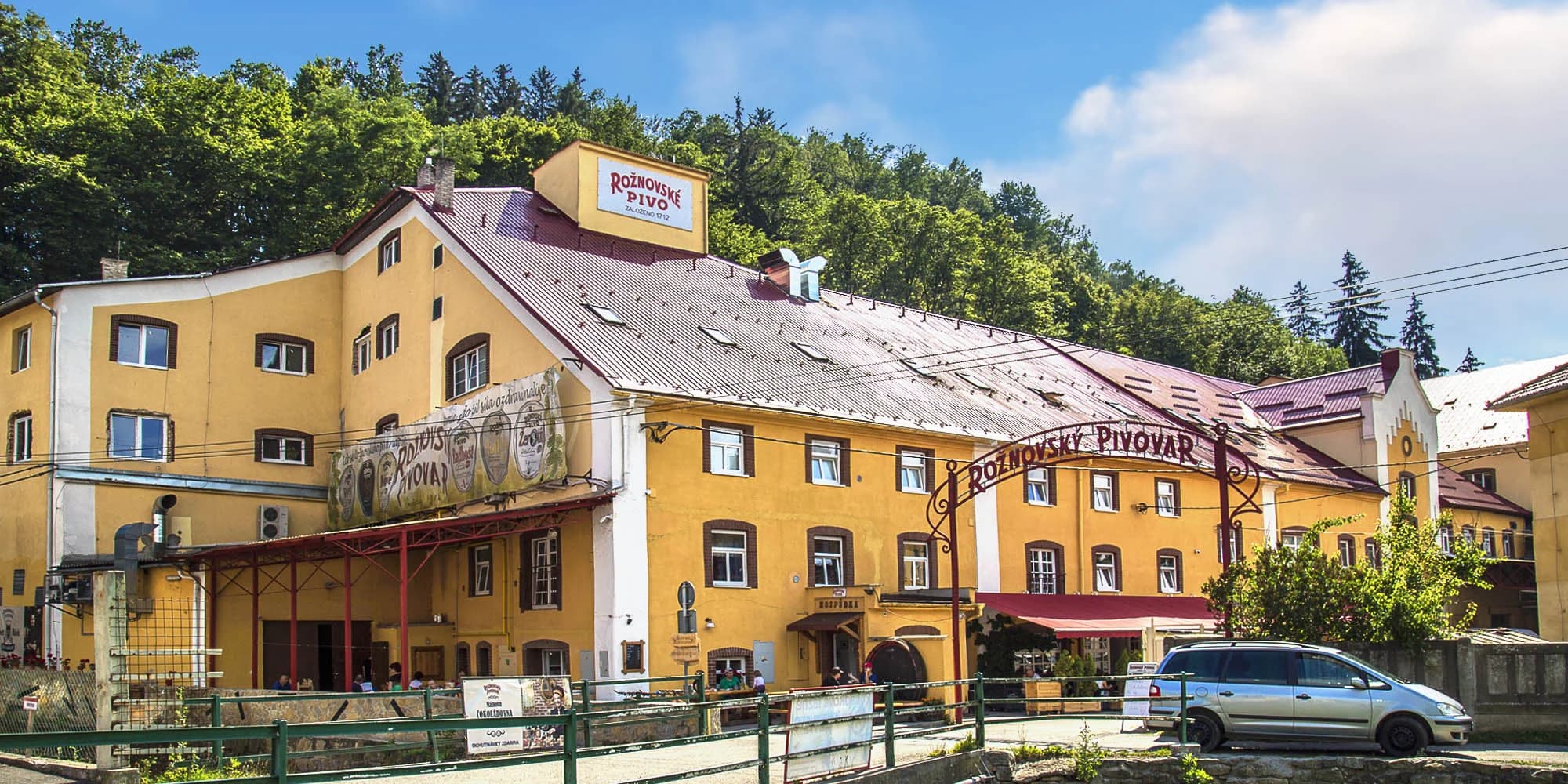 Letní péče v Rožnově: relax v pivních lázních, 3 druhy péče s pekáčem plným grilovaných dobrot pro 2 osoby