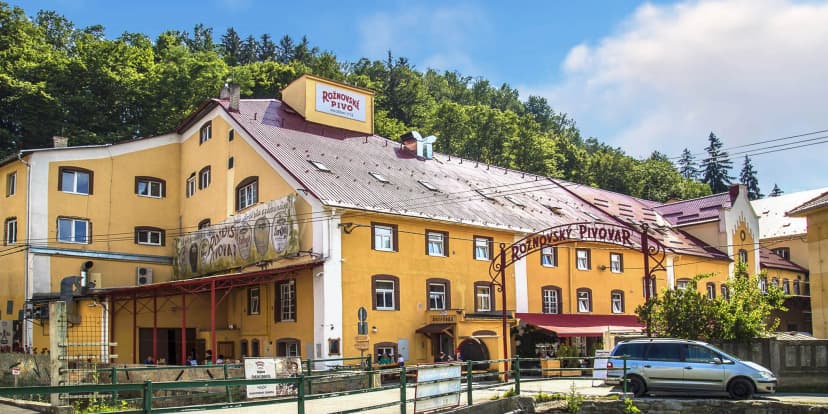 Letní péče v Rožnově: relax v pivních lázních, 3 druhy péče s pekáčem plným grilovaných dobrot pro 2 osoby