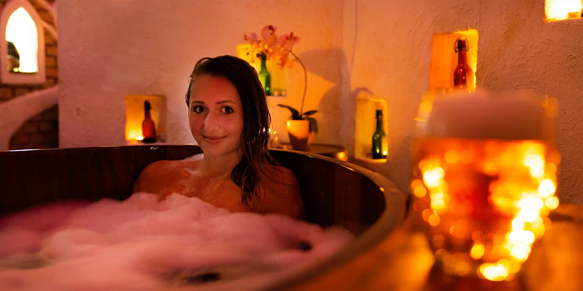 Letní péče v Rožnově: relax v pivních lázních, 3 druhy péče s pekáčem plným grilovaných dobrot pro 2 osoby