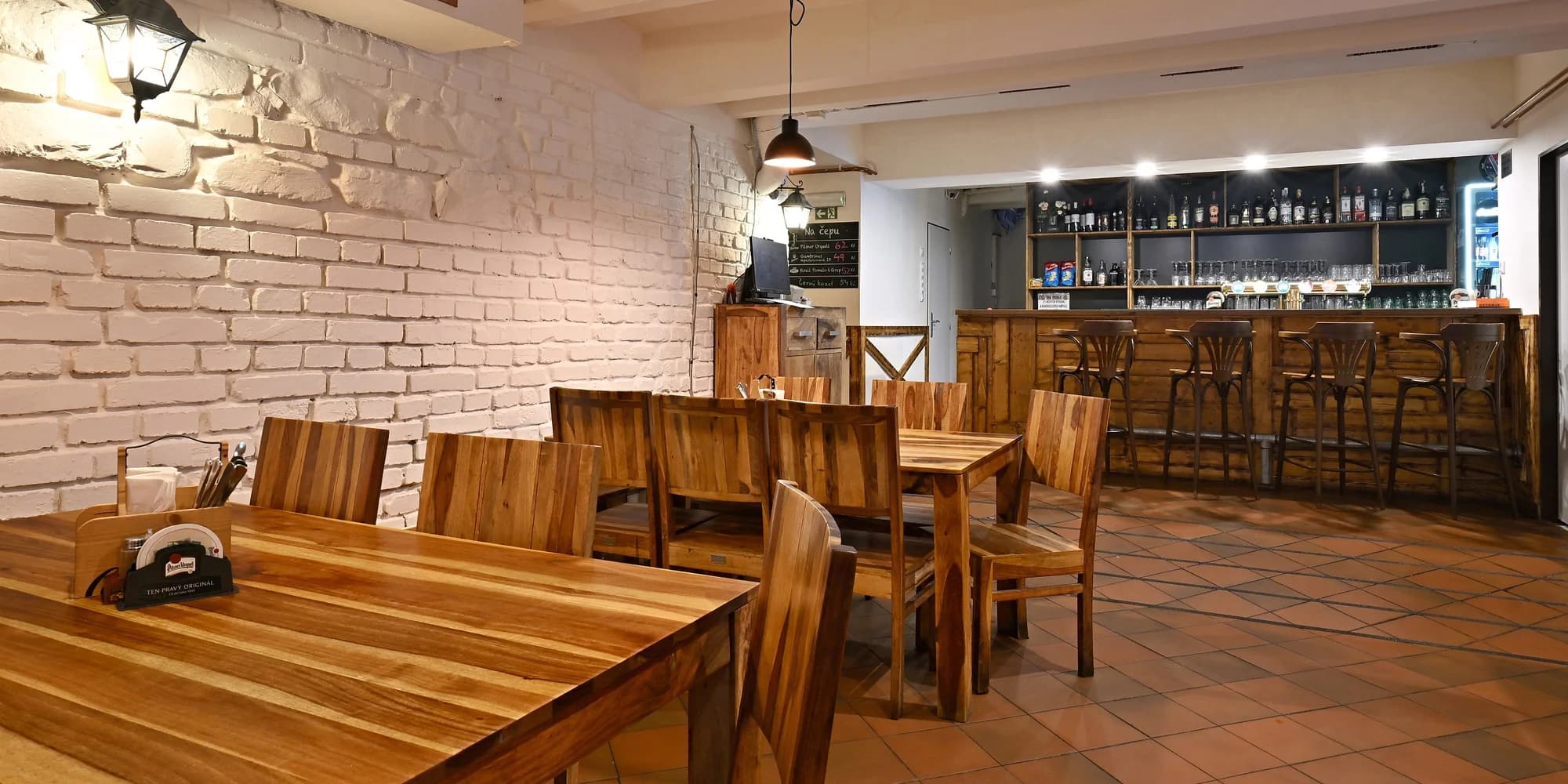 Klasické české menu pro 2 osoby: tatarák, masové prkno a dezert