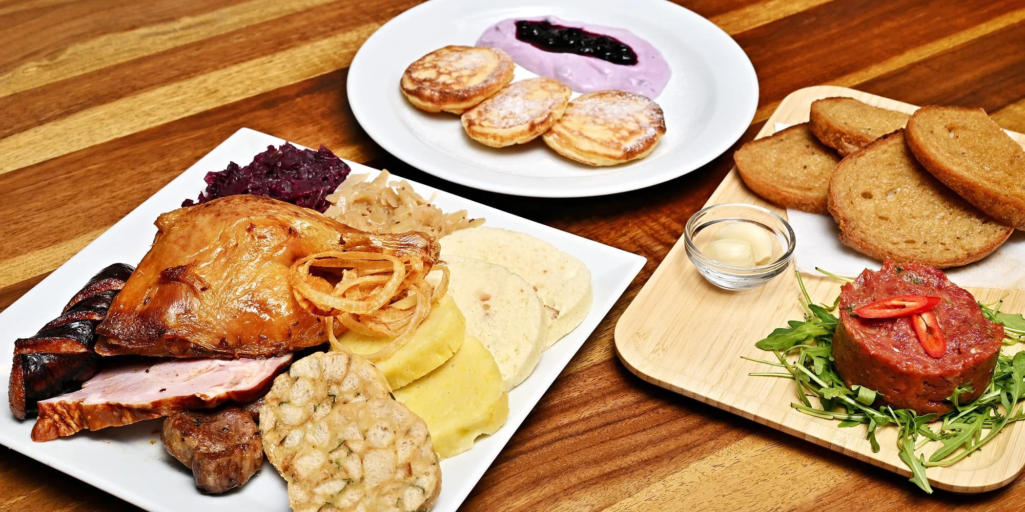 Klasické české menu pro 2 osoby: tatarák, masové prkno a dezert