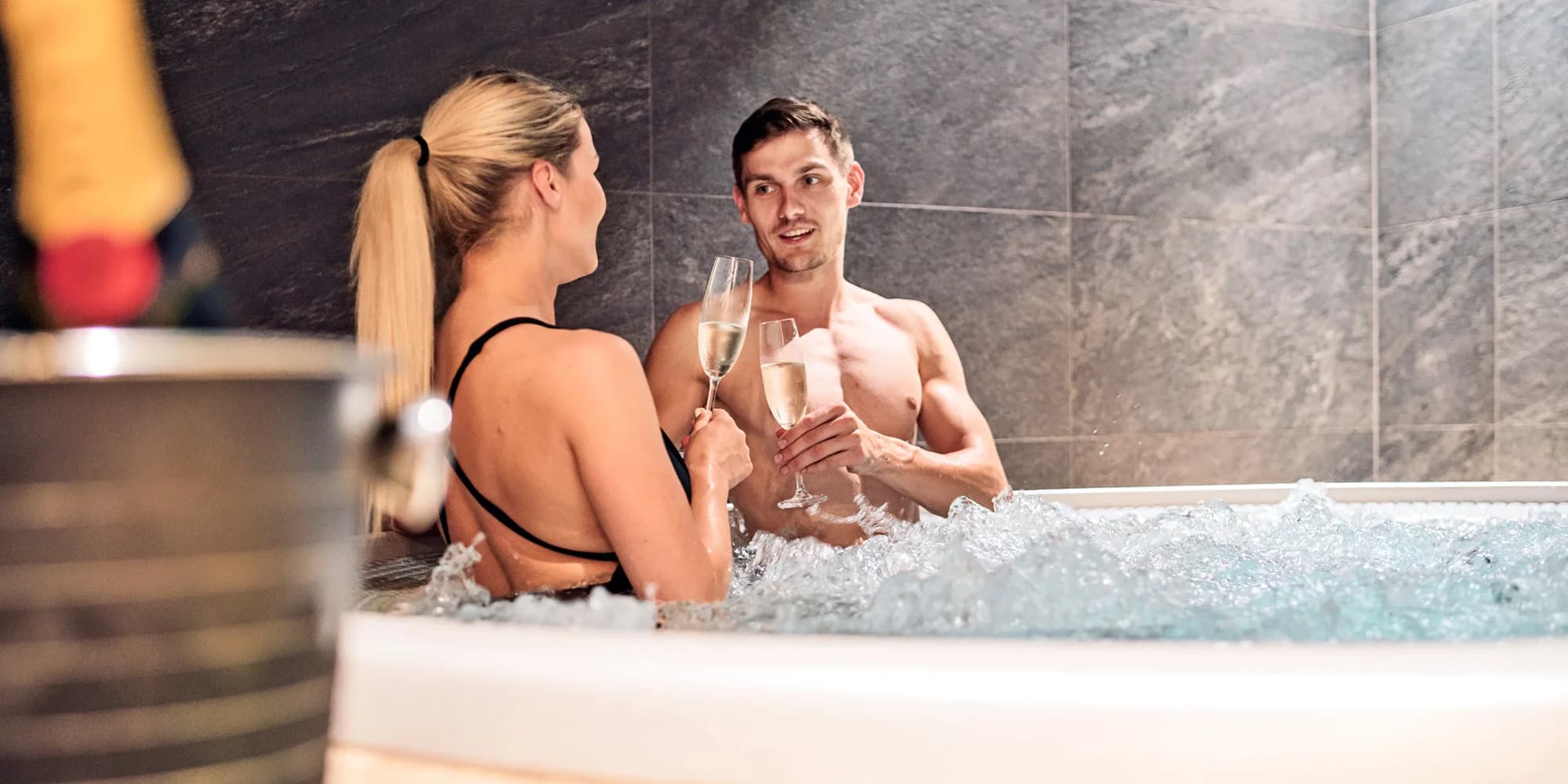 Odpočinek v privátním wellness pro pár: vstup na 120 minut, vířivka, sauna