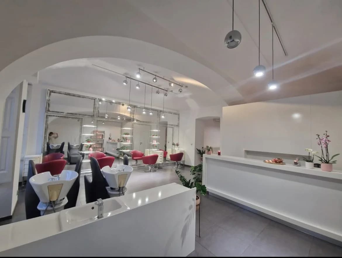 Dámský střih včetně stylingu i možnost trvalé, barvení či melíru ve studiu na Novém Městě