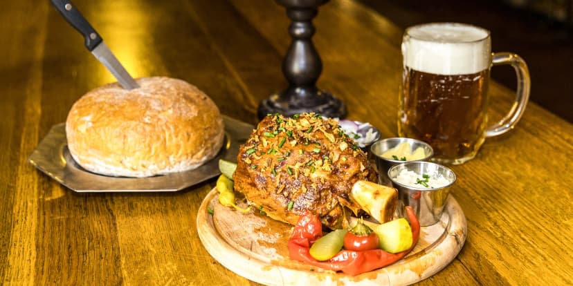 Hody v krčmě: pečená vepřová žebra, koleno či pekáč masa i s pivem