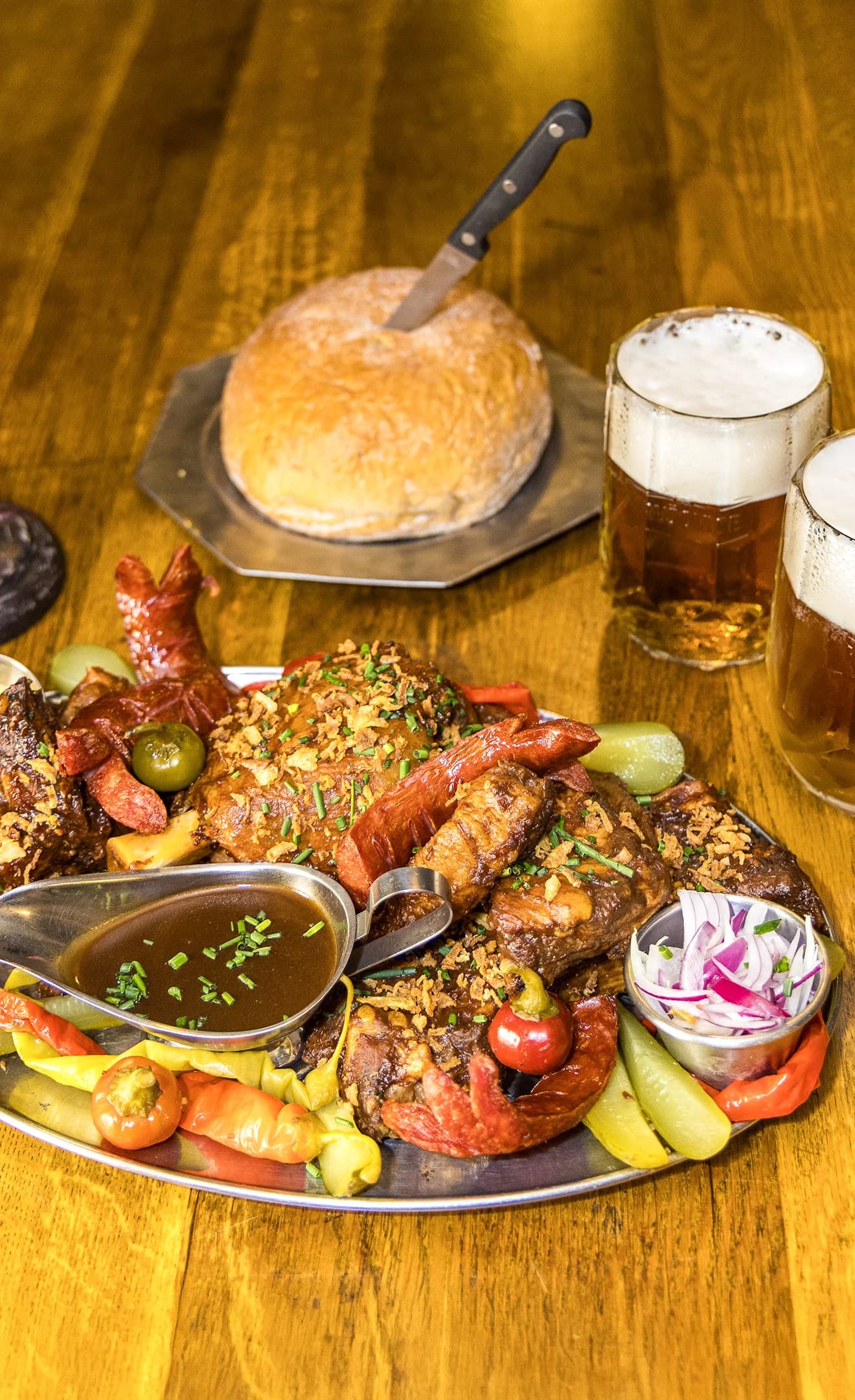 Hody v krčmě: pečená vepřová žebra, koleno či pekáč masa i s pivem