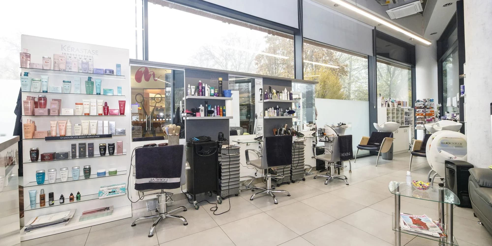Kadeřnický balíček: střih, barva, ošetření Kérastase, masáž hlavy i styling