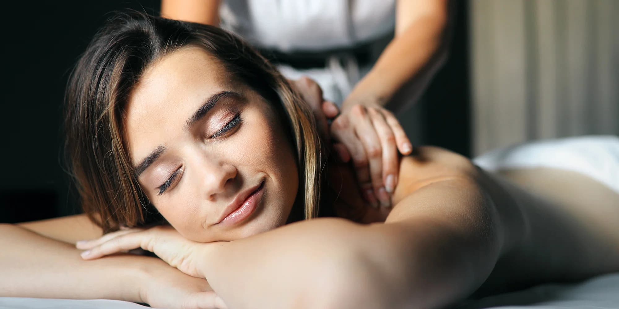 Hýčkání v salonu Tantiki: masáž rekondiční, medová, havajská či nahřátými lávovými kameny