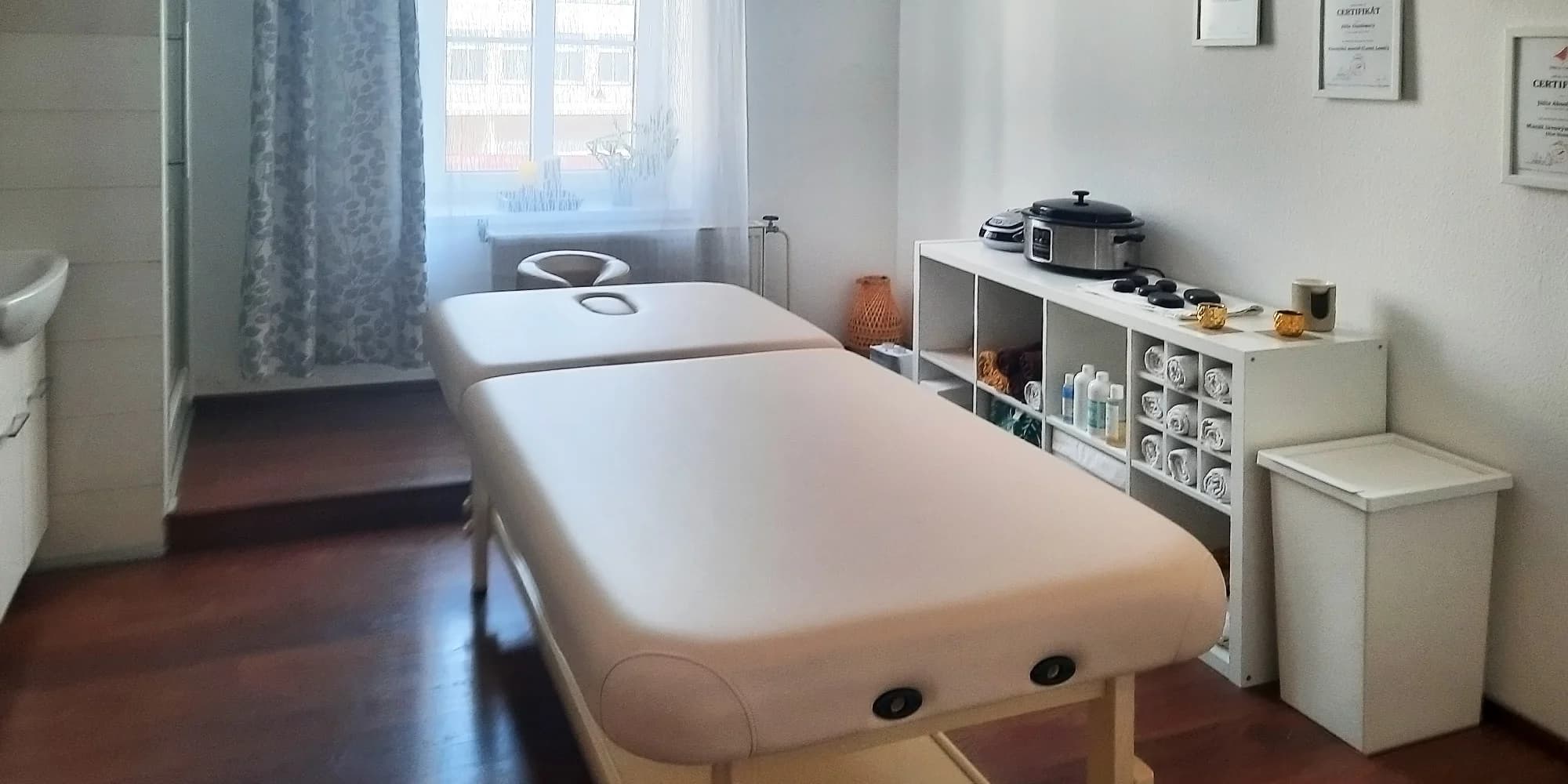 Hýčkání v salonu Tantiki: masáž rekondiční, medová, havajská či nahřátými lávovými kameny