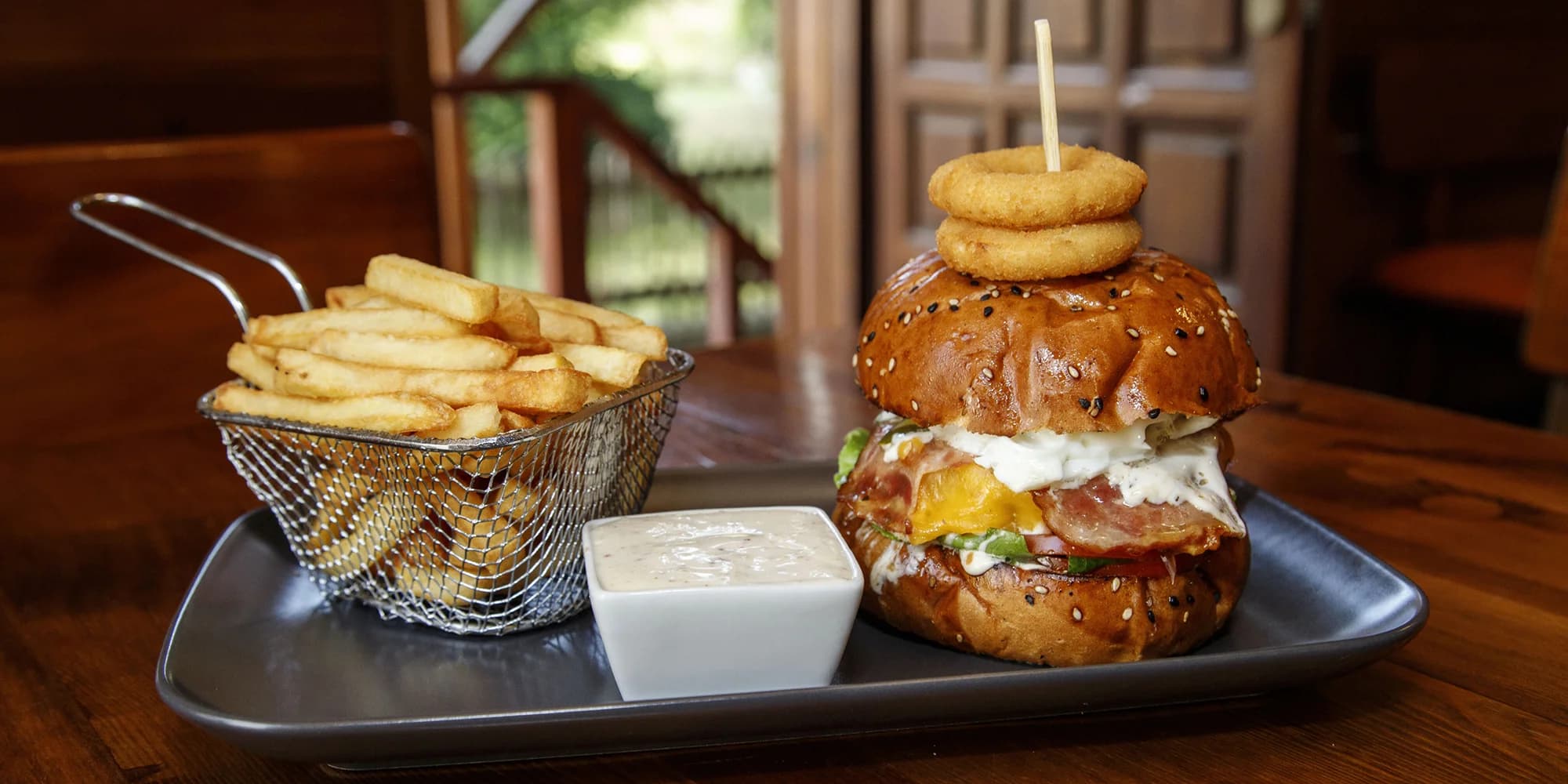 Burger podle výběru z 7 druhů: hovězí nebo kuřecí maso, zeleninový řízeček i halloumi, hranolky a dip