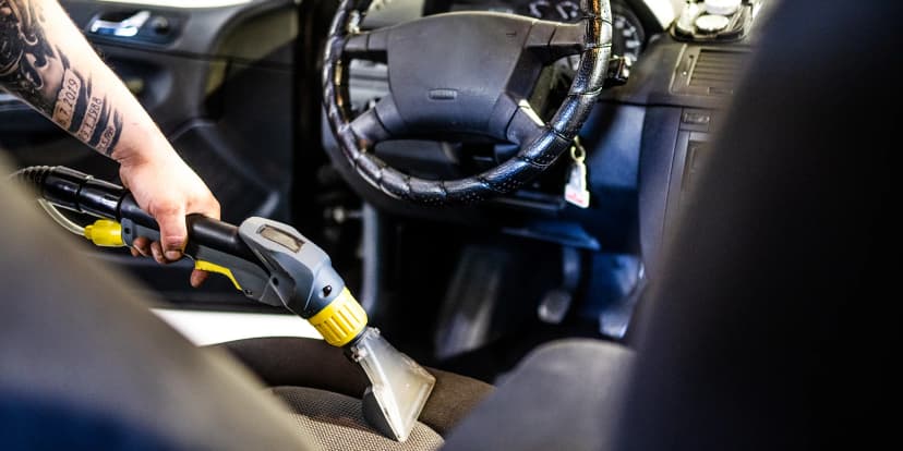 Čištění interiéru auta, renovace světlometů a laku i ošetření nanovoskem