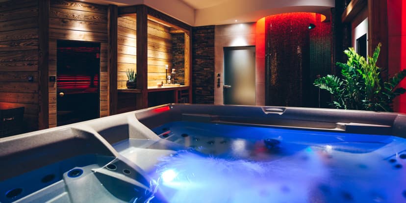 Vstup do veřejného či privátního wellness až pro 4 osoby: vířivka, sauna i prosecco