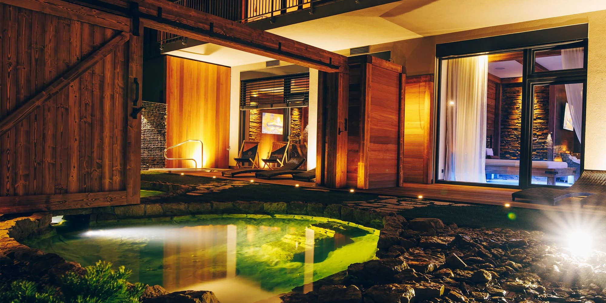 Vstup do veřejného či privátního wellness až pro 4 osoby: vířivka, sauna i prosecco