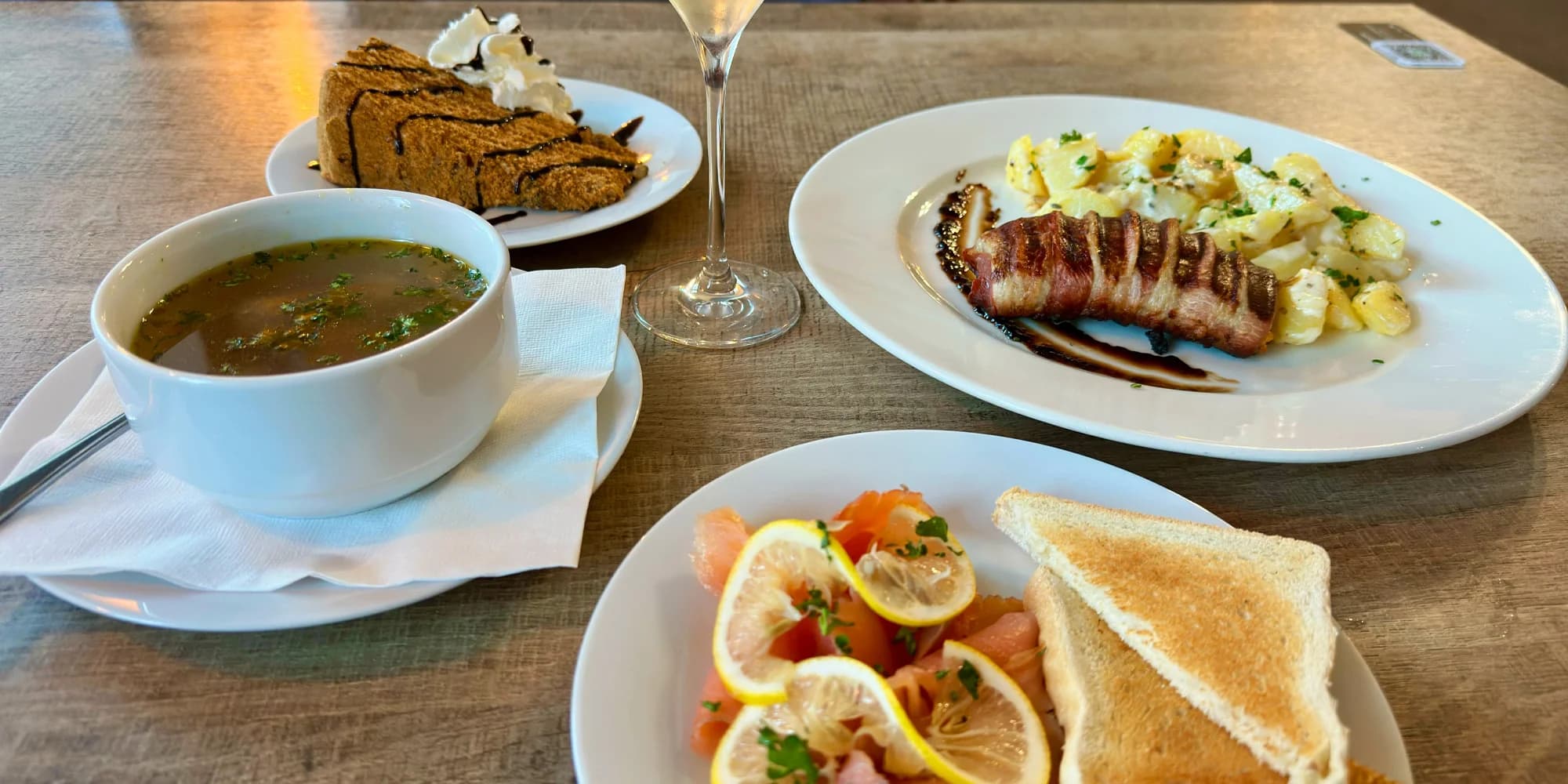 Degustační menu pro 2 osoby: předkrm, polévka, vepřová panenka i bílé víno