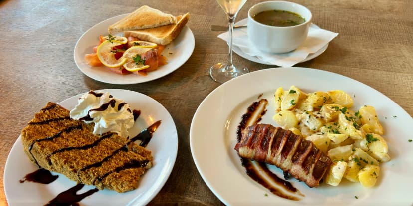 Degustační menu pro 2 osoby: předkrm, polévka, vepřová panenka i bílé víno
