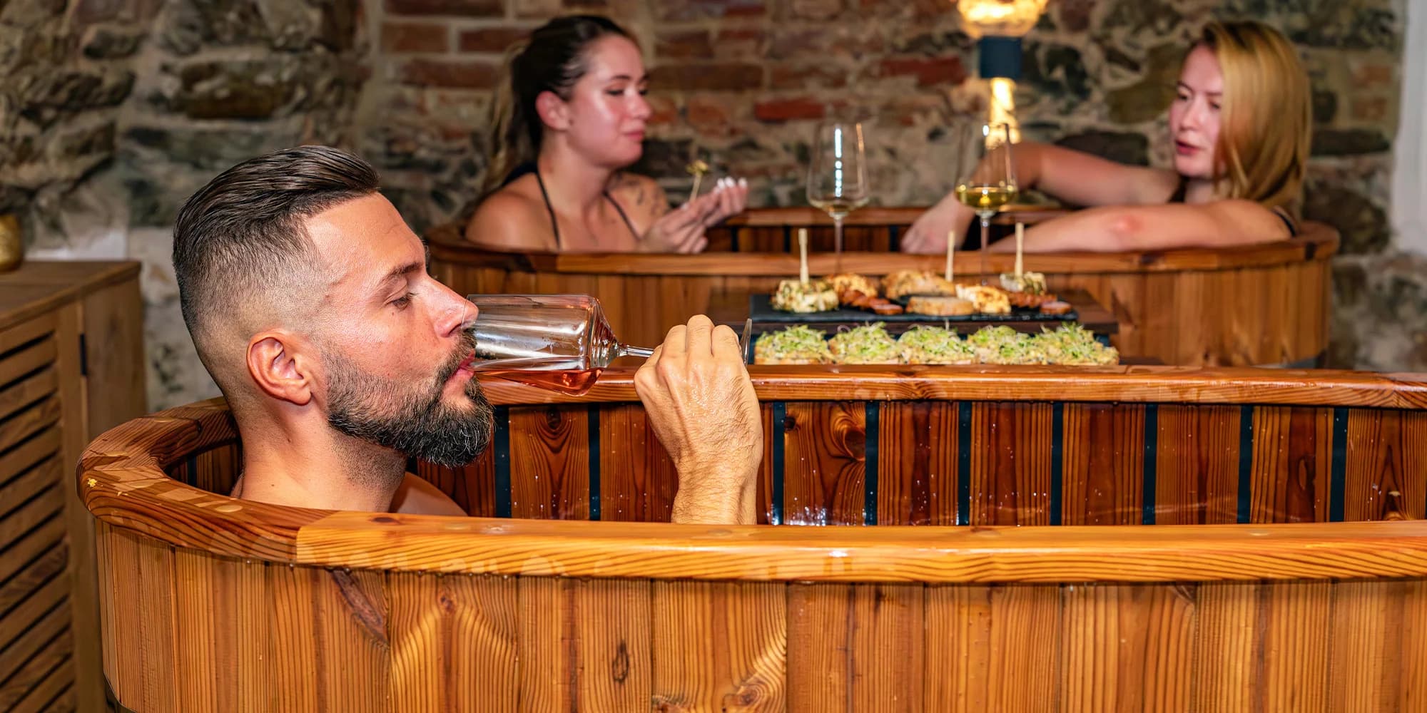 Vinné lázně pro 1 nebo 2 osoby s konzumací vína i možností občerstvení