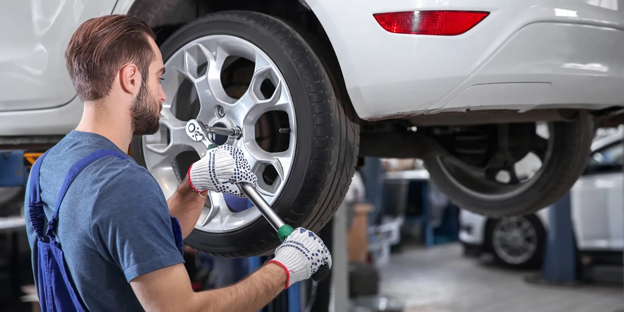 Přezutí auta i s montáží pneumatik na plechové či hliníkové disky či kontrola a doplnění klimatizace