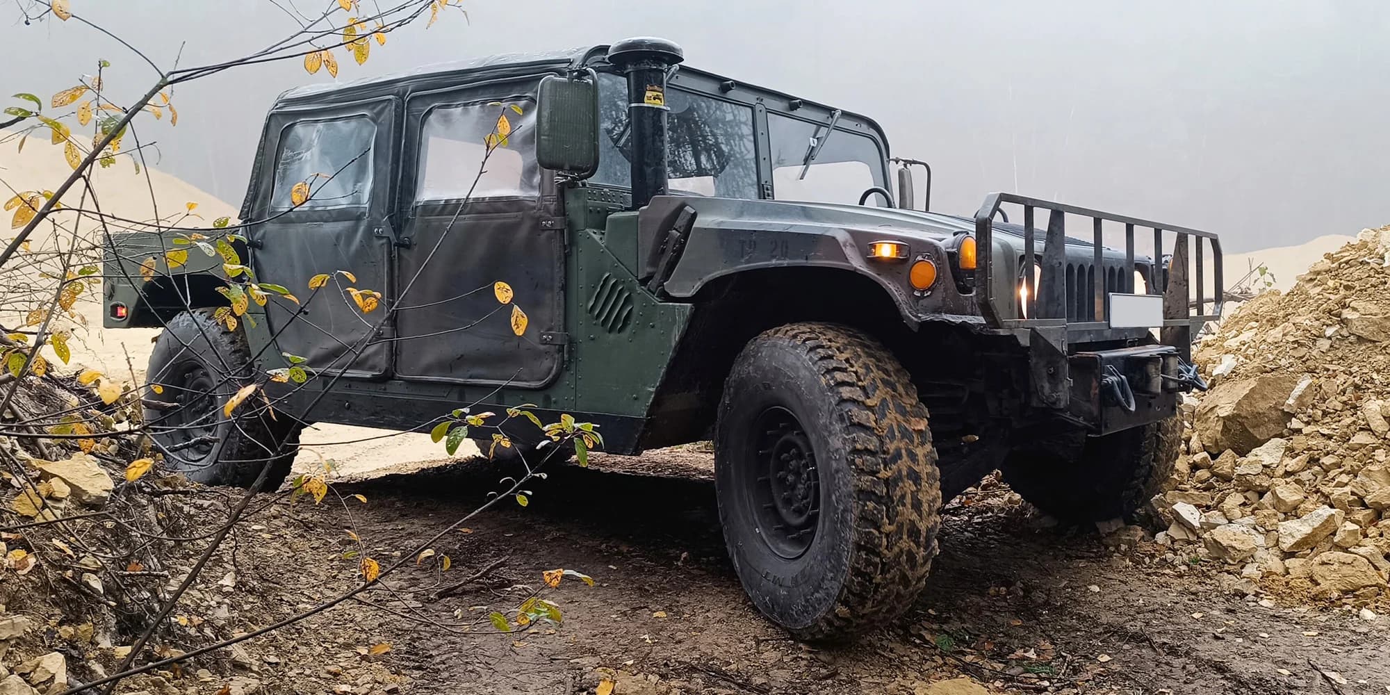 Zážitková jízda s instruktorem v armádním terénním voze Humvee: 15-60 min, možnost spolujezdce