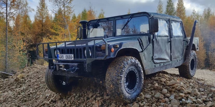 Zážitková jízda s instruktorem v armádním terénním voze Humvee: 15-60 min, možnost spolujezdce