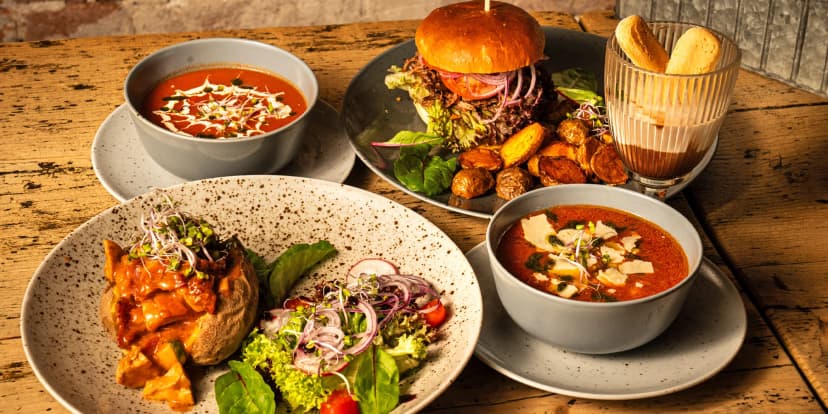 Polévka, brambora plněná masem, burger a tiramisu pro 2 osoby