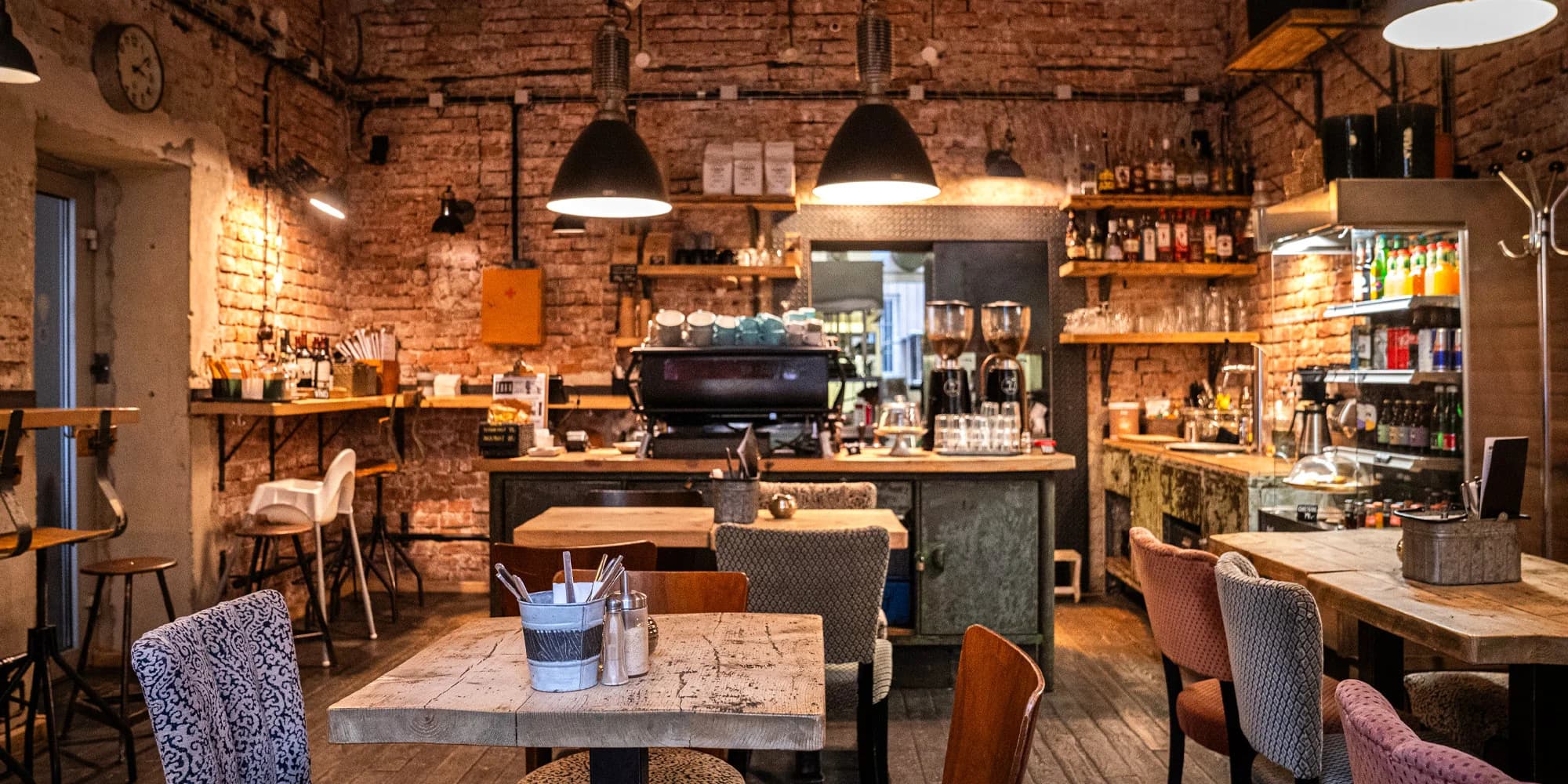 Polévka, brambora plněná masem, burger a tiramisu pro 2 osoby