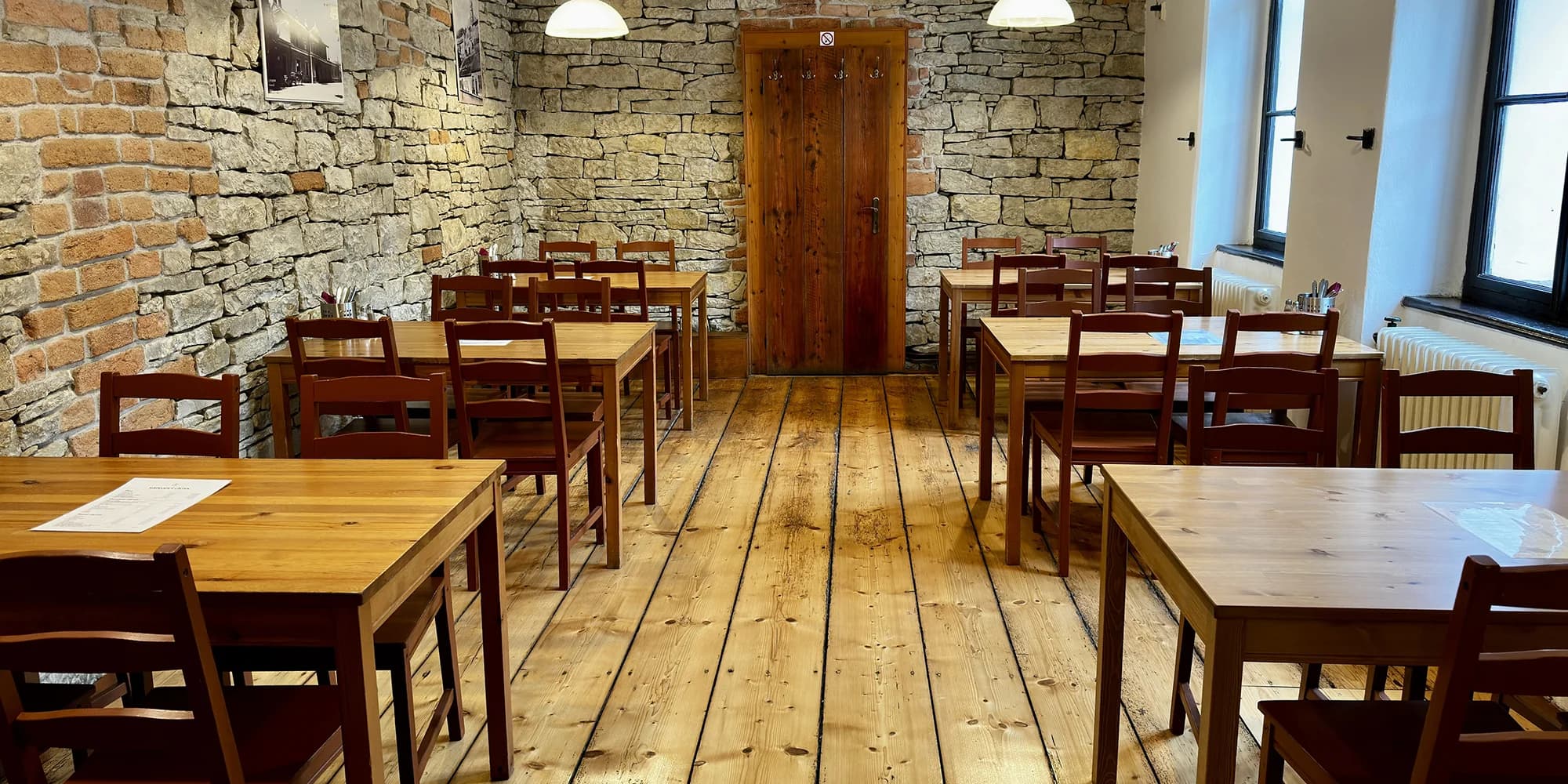 Masové prkno nebo třípatrová masová věž pro 2–4 osoby: nálož masa i hermelín nebo beraní rohy