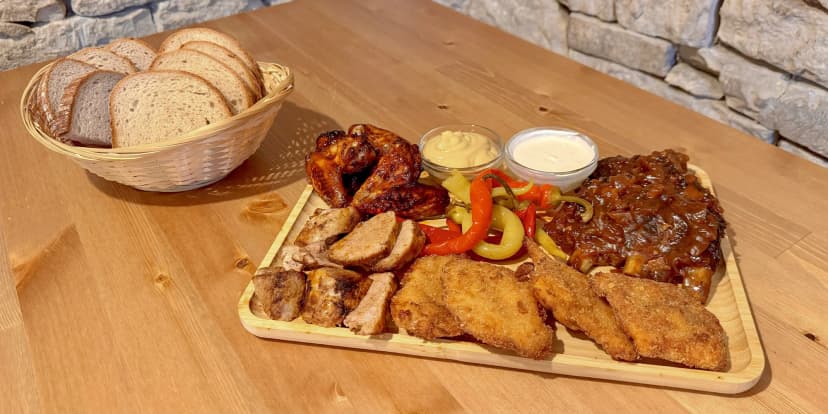 Masové prkno nebo třípatrová masová věž pro 2–4 osoby: nálož masa i hermelín nebo beraní rohy