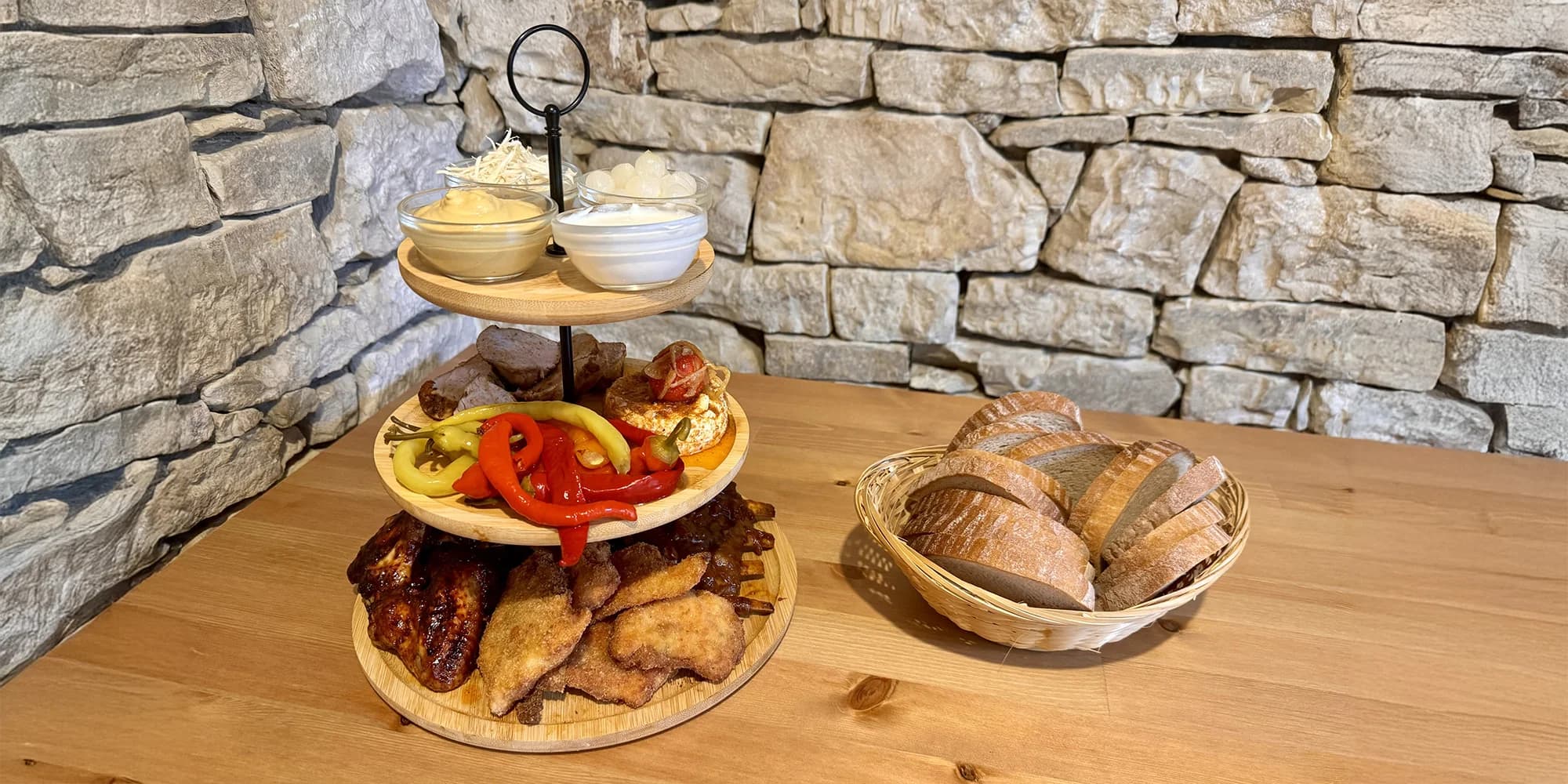 Masové prkno nebo třípatrová masová věž pro 2–4 osoby: nálož masa i hermelín nebo beraní rohy