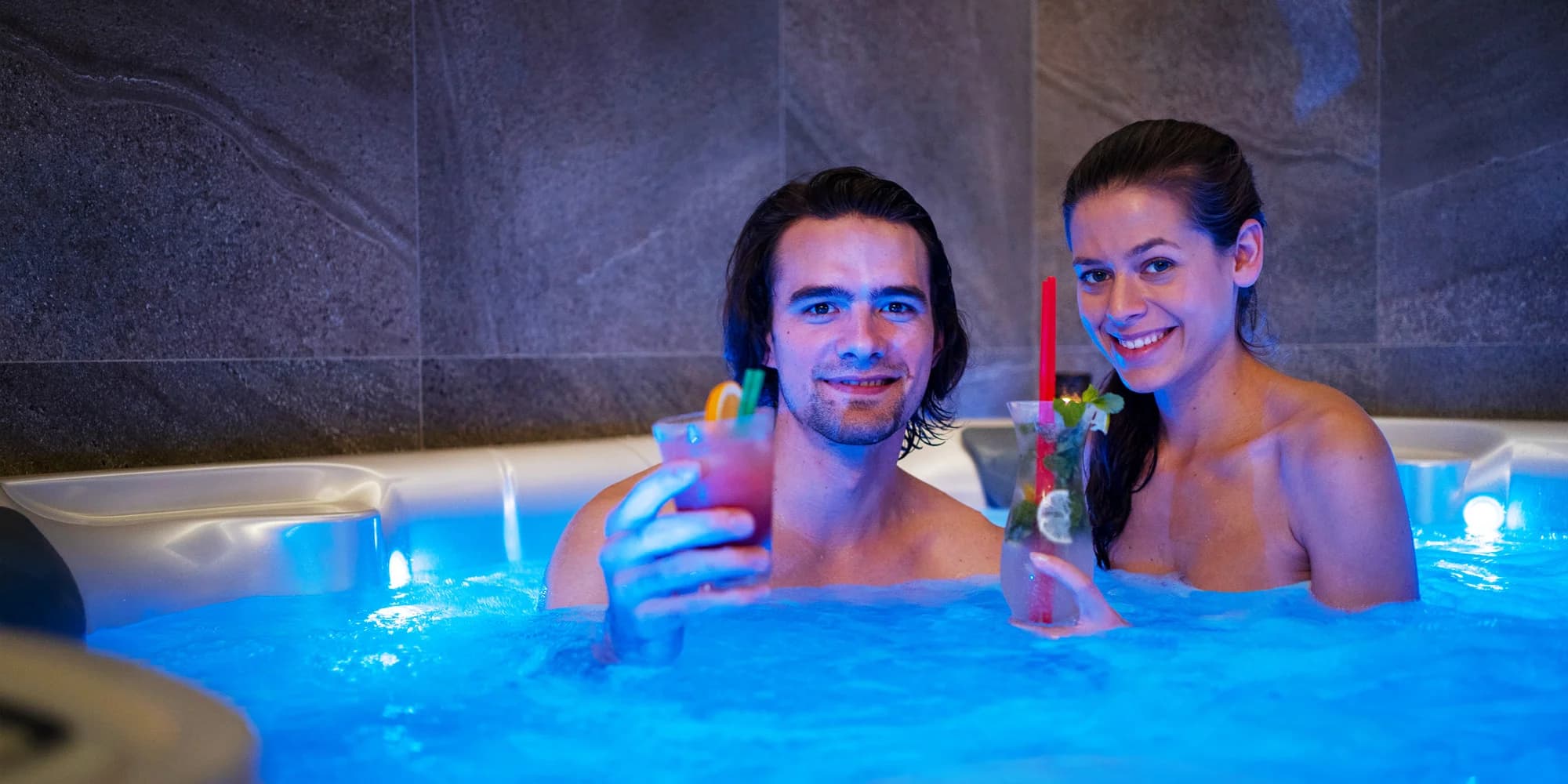 Privátní wellness pro 2 nebo 4 osoby: vířivka, sauna, sekt, ovoce i drinky