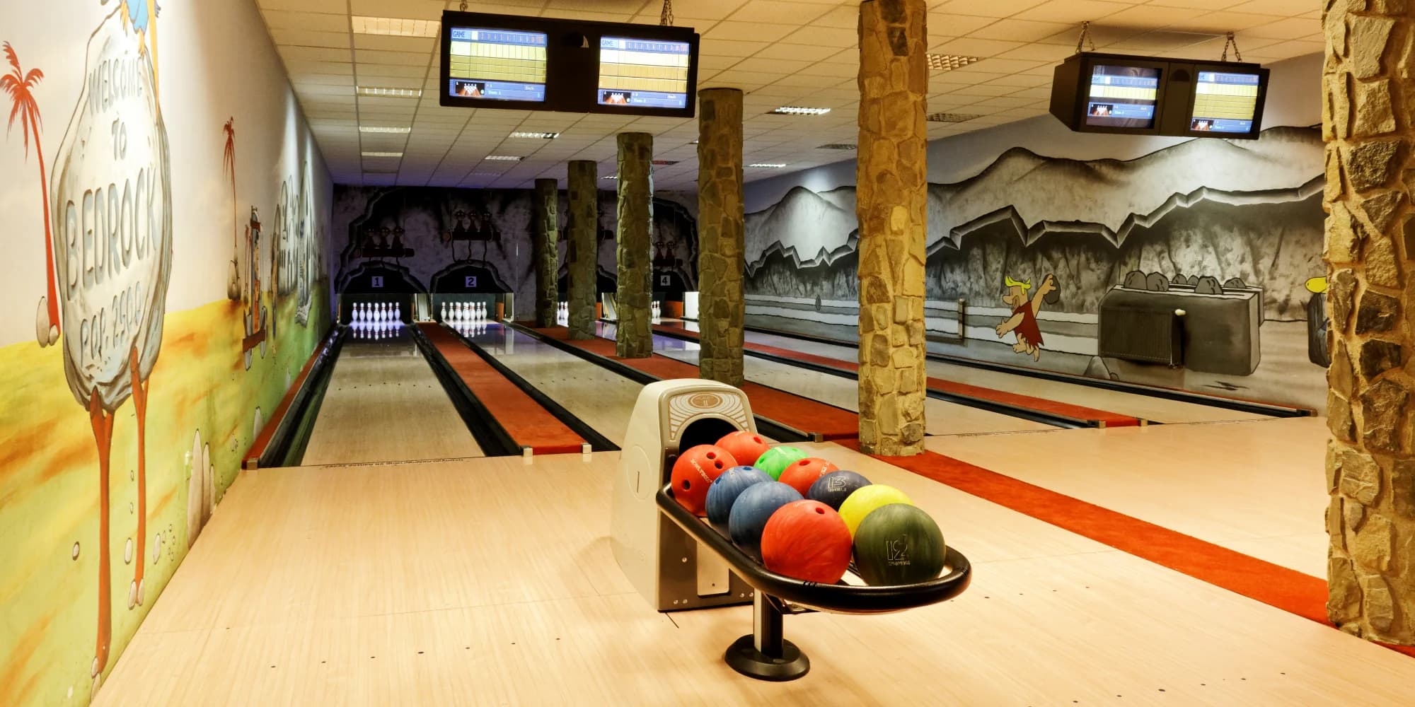 Hodina bowlingu až pro 8 osob a pizza podle výběru nebo 300 g kuřecích řízečků