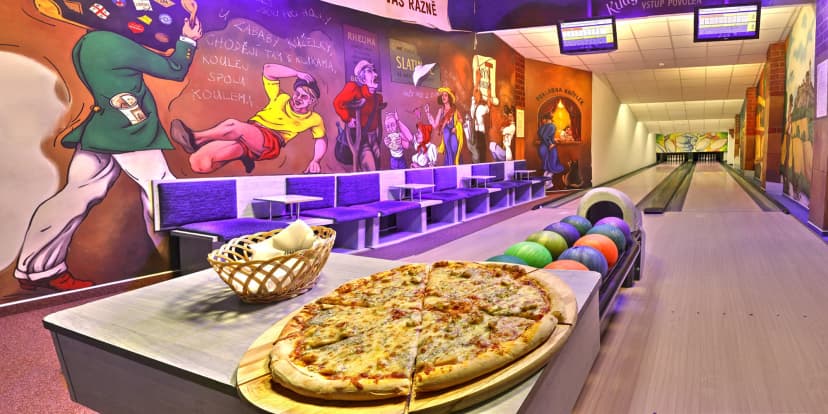 1-2 hod. bowlingu až pro 8 osob i s křupavou pizzou o průměru 40 cm