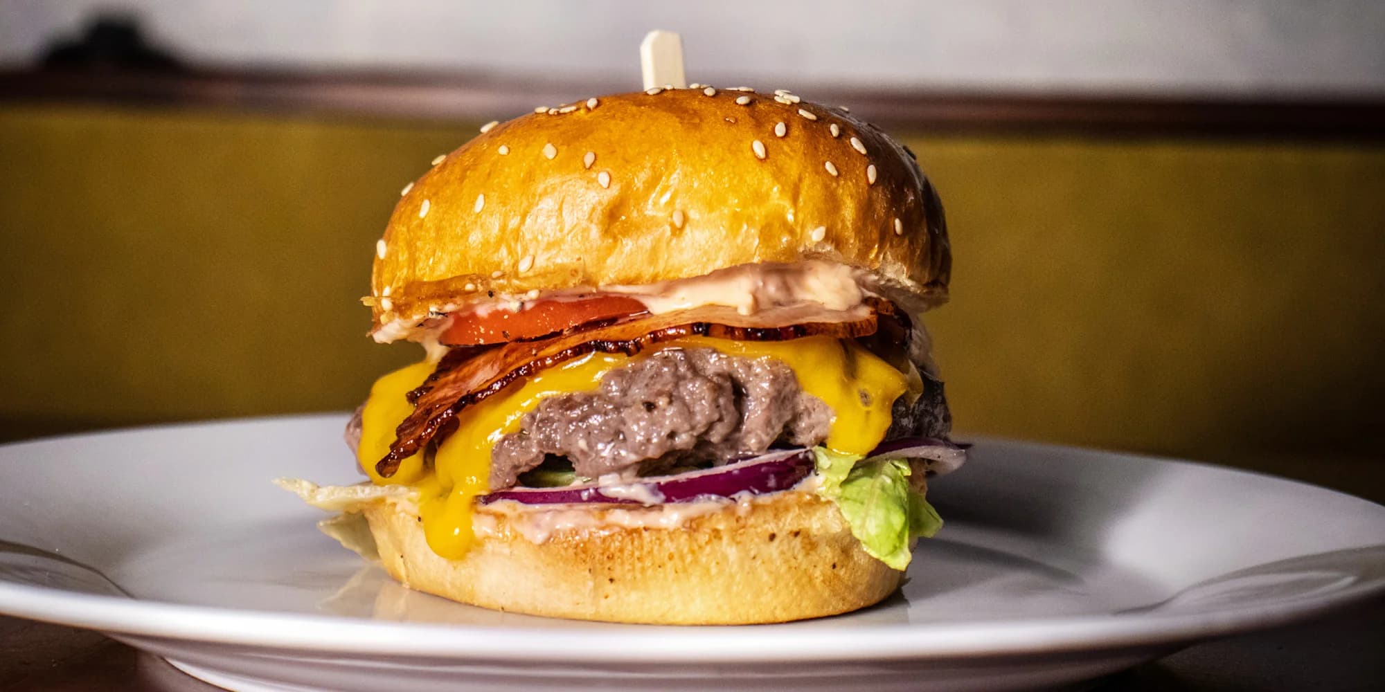 Burger hovězák z vyzrálého masa se slaninou a čedarem, hranolky i dip dle výběru