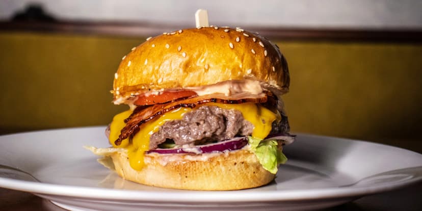 Burger hovězák z vyzrálého masa se slaninou a čedarem, hranolky i dip dle výběru
