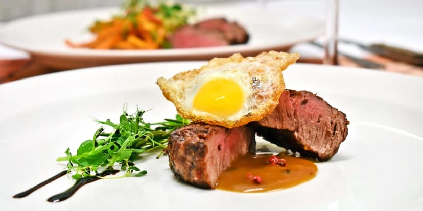 5chodové menu se dvěma druhy steaků, kachními prsíčky a pralinkou pro 2 osoby