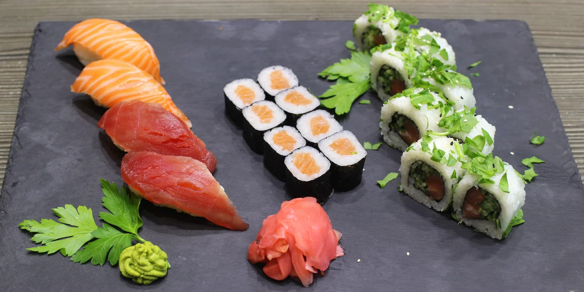 Pestré sety 12–76 ks sushi: vegetariánské i s rybami, krabem nebo chobotnicí